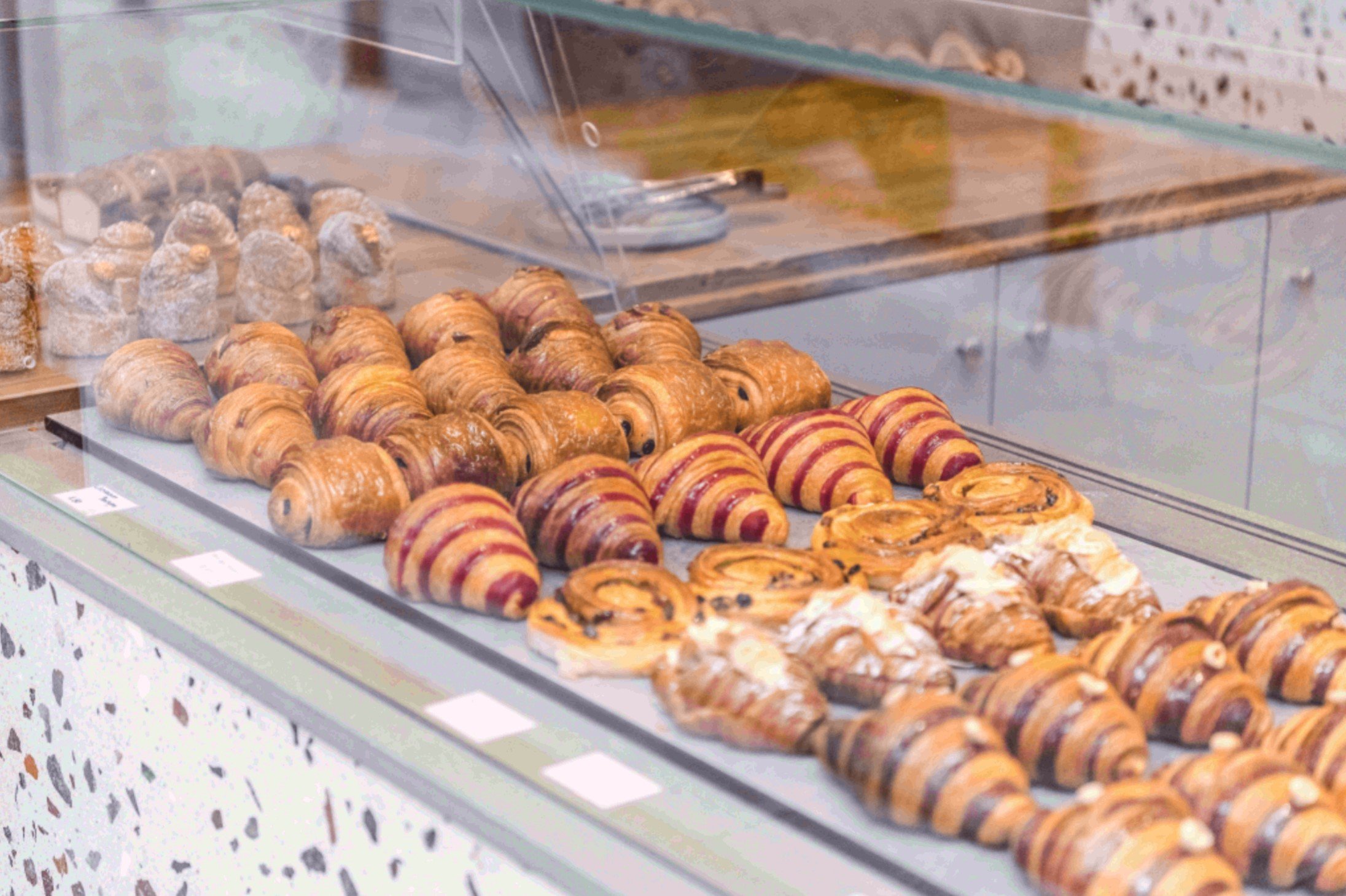 Βιτρίνα με προϊόντα του Overoll Croissanterie Franchise